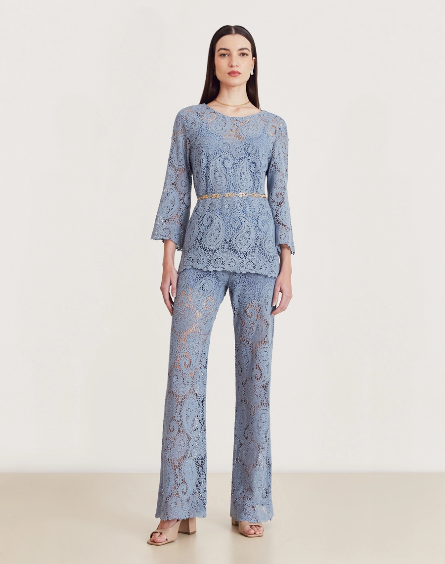 Conjunto em renda de algodão com desenhos paisley, toque macio e caimento leve. Ideal para eventos ao ar livre e looks resort chic.