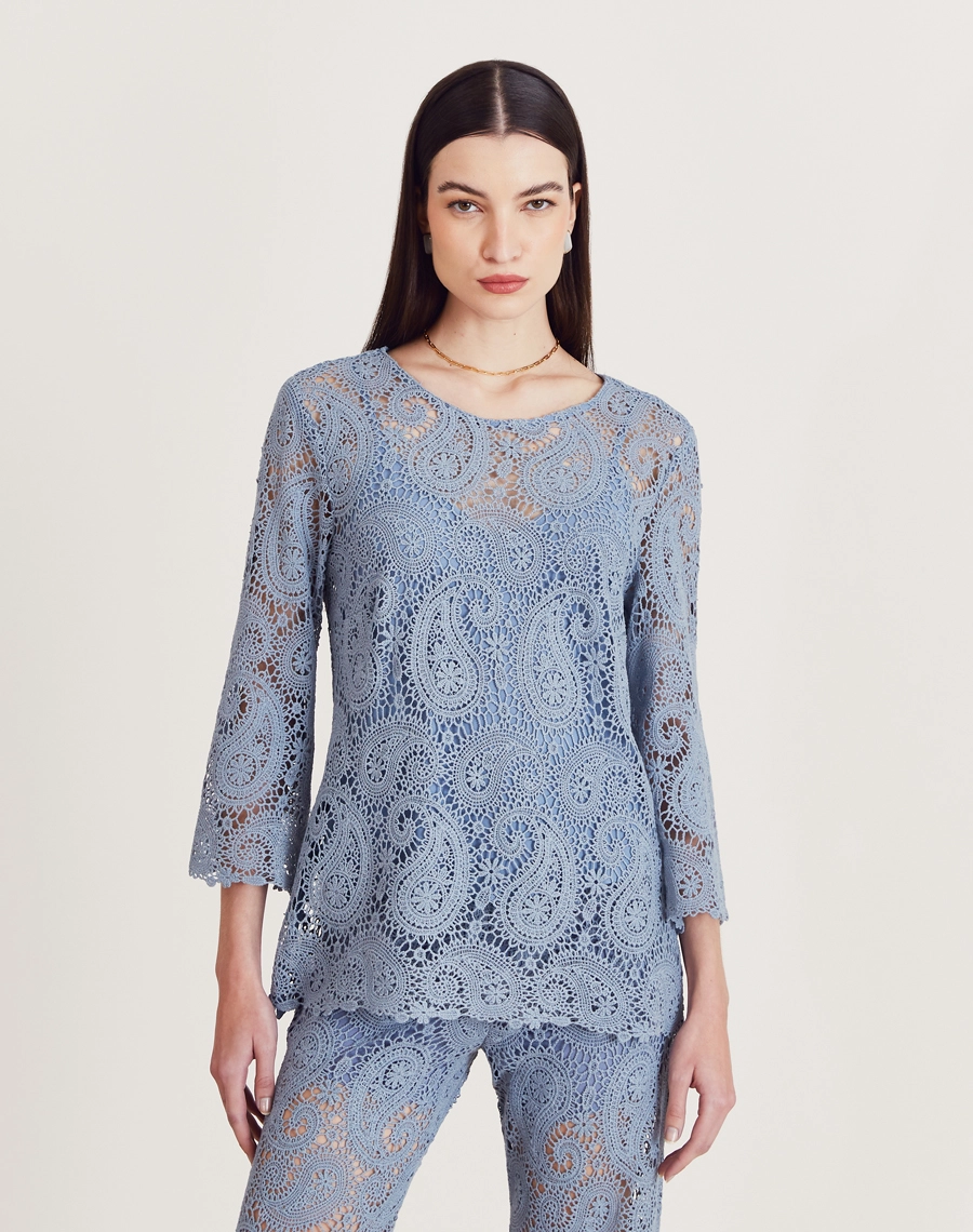 Conjunto em renda de algodão com desenhos paisley, toque macio e caimento leve. Ideal para eventos ao ar livre e looks resort chic.