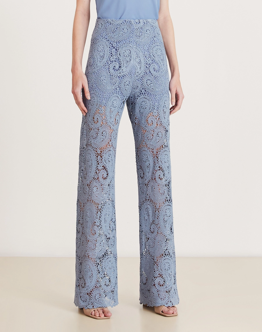 Conjunto em renda de algodão com desenhos paisley, toque macio e caimento leve. Ideal para eventos ao ar livre e looks resort chic.
