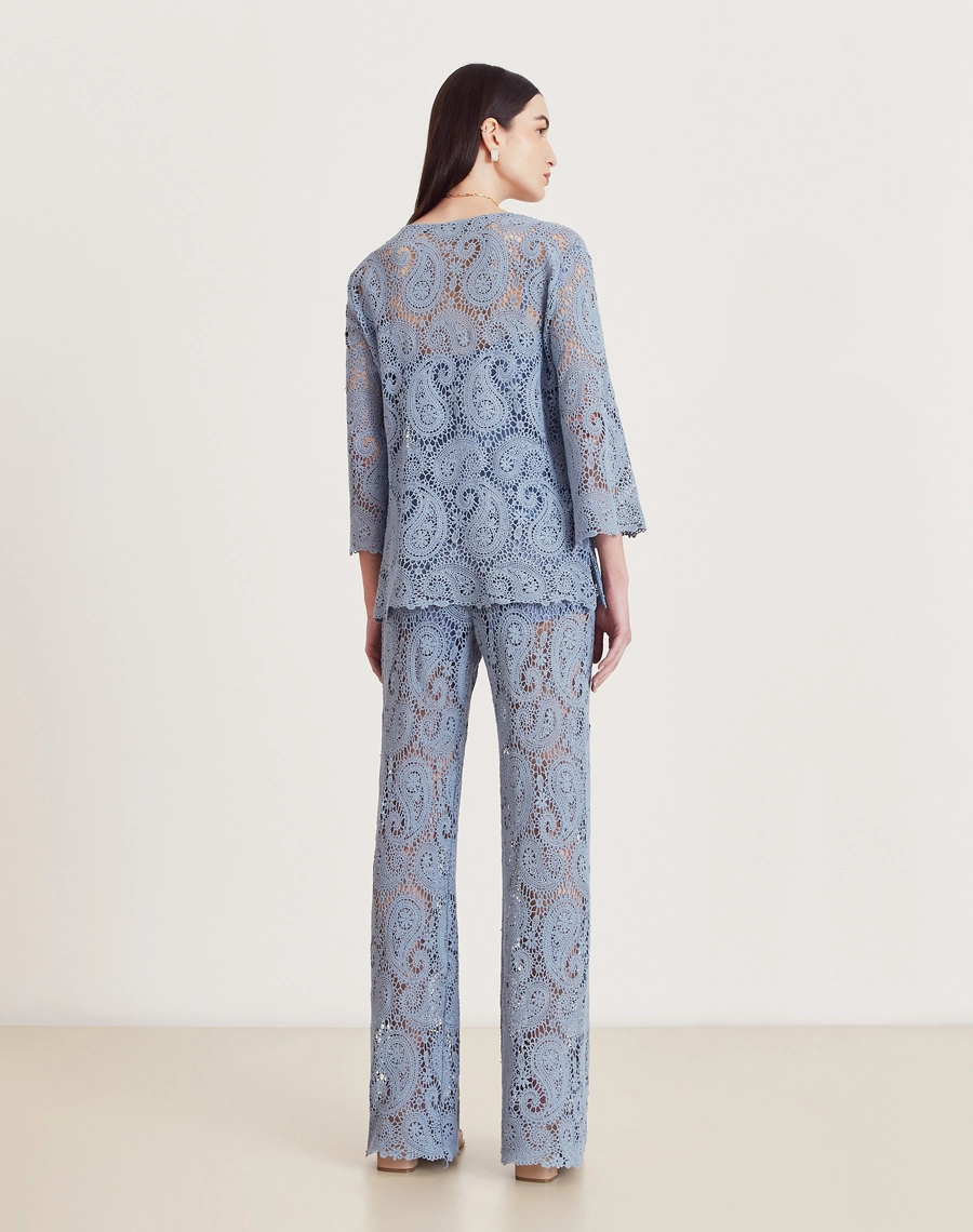 Conjunto em renda de algodão com desenhos paisley, toque macio e caimento leve. Ideal para eventos ao ar livre e looks resort chic.