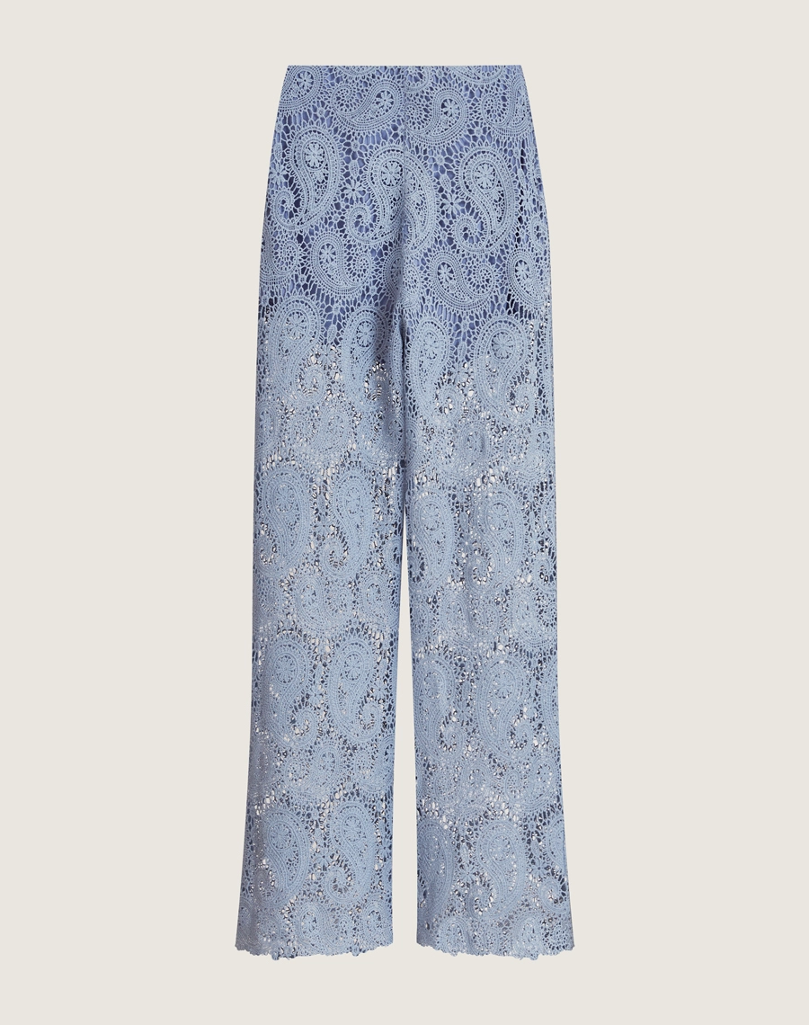 Conjunto em renda de algodão com desenhos paisley, toque macio e caimento leve. Ideal para eventos ao ar livre e looks resort chic.