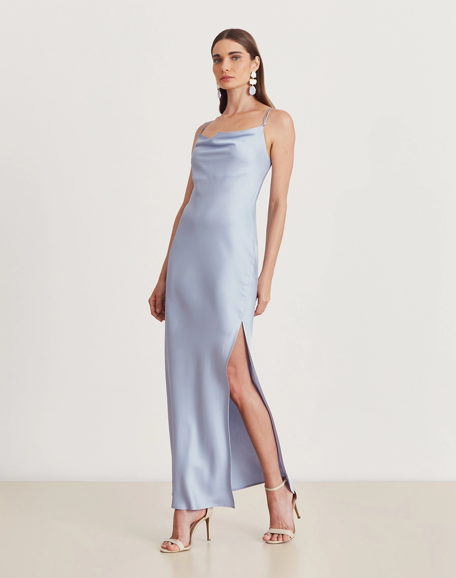 Vestido Longo Glaucia confeccionado em cetim, um tecido de caimento leve e toque acetinado. 