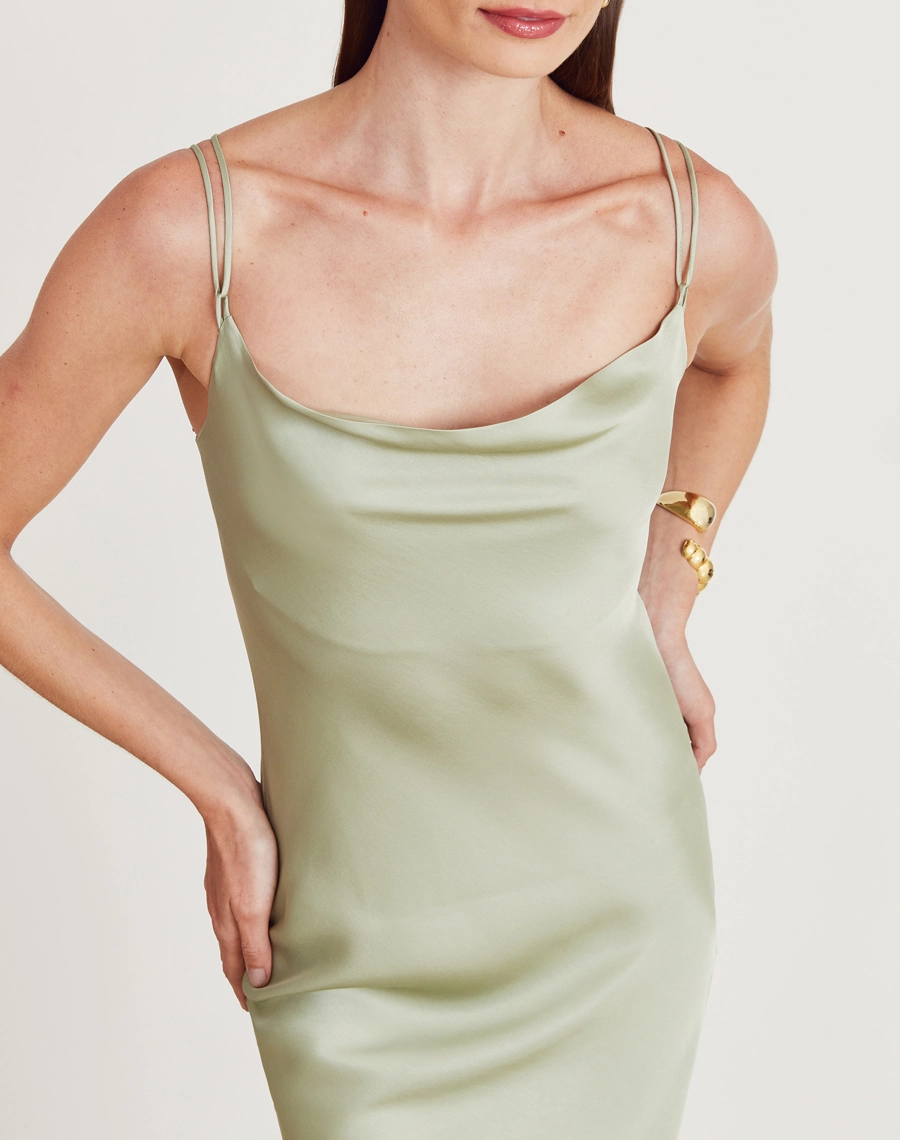 Vestido Longo Glaucia confeccionado em cetim, um tecido de caimento leve e toque acetinado. 