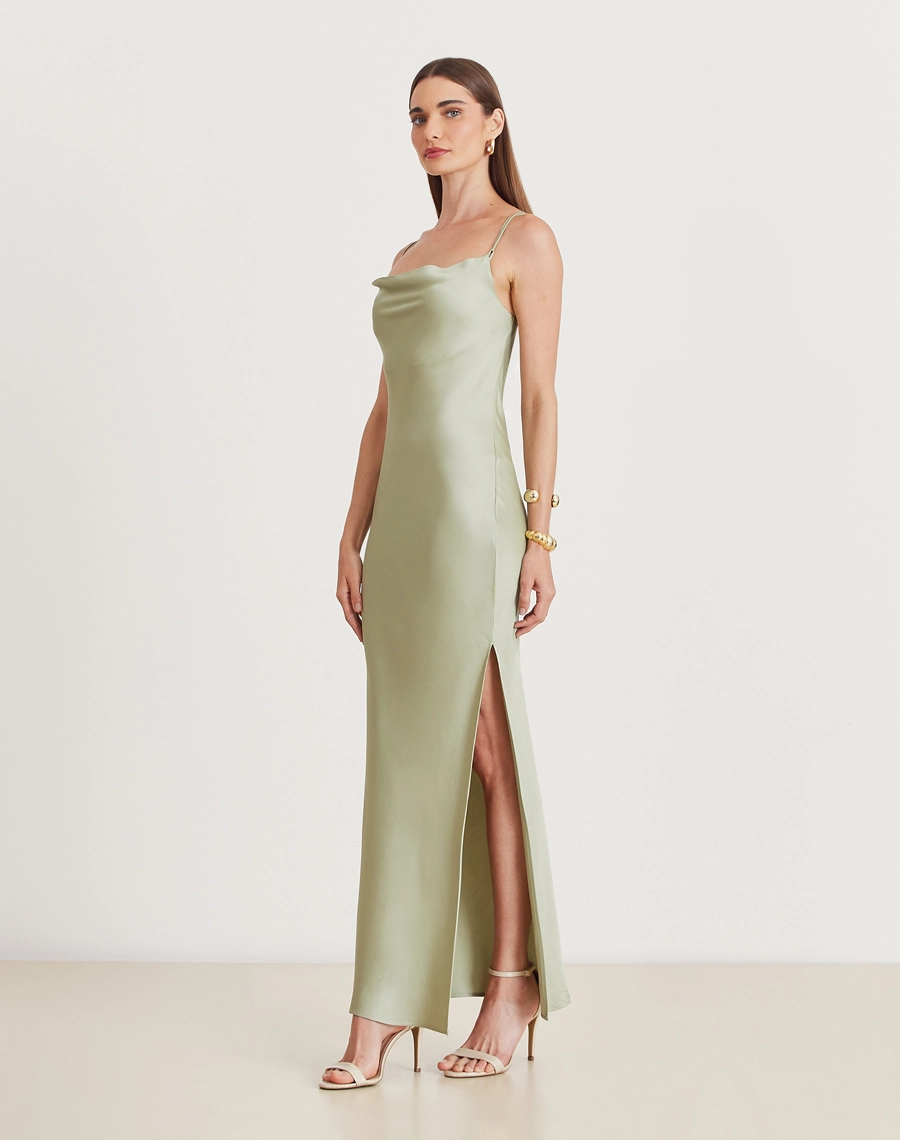 Vestido Longo Glaucia confeccionado em cetim, um tecido de caimento leve e toque acetinado. 