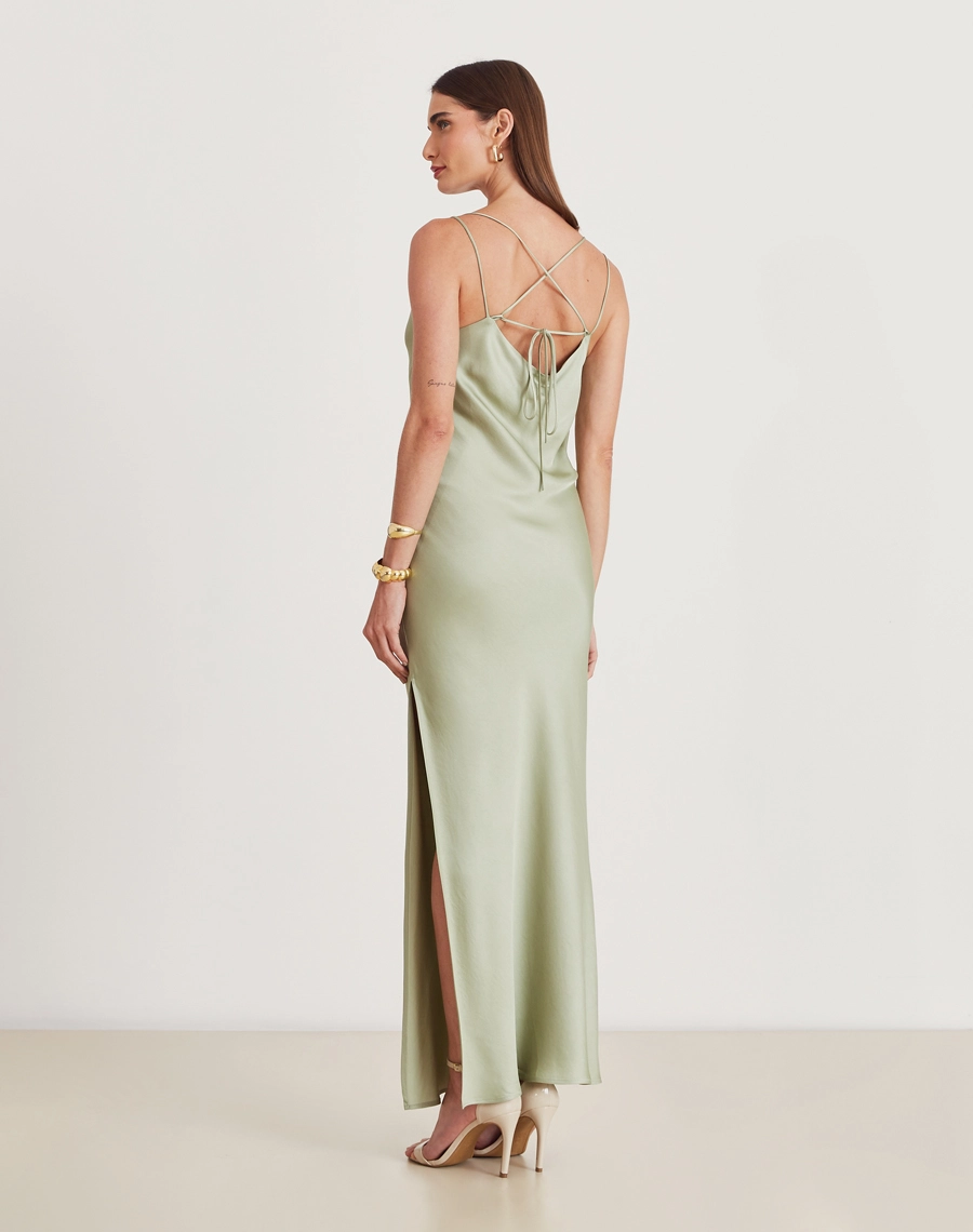 Vestido Longo Glaucia confeccionado em cetim, um tecido de caimento leve e toque acetinado. 