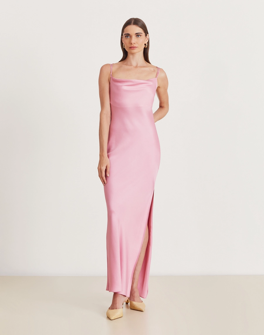 Vestido Longo Glaucia confeccionado em cetim, um tecido de caimento leve e toque acetinado. 