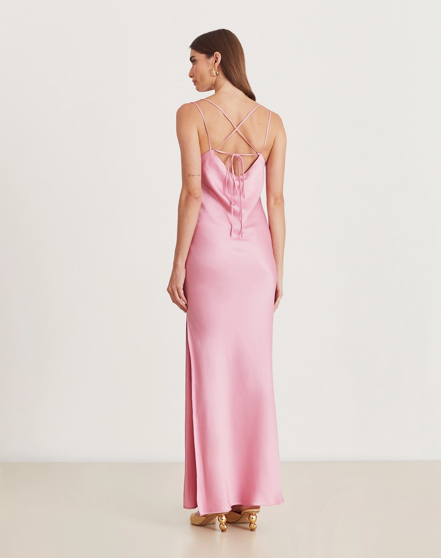 Vestido Longo Glaucia confeccionado em cetim, um tecido de caimento leve e toque acetinado. 