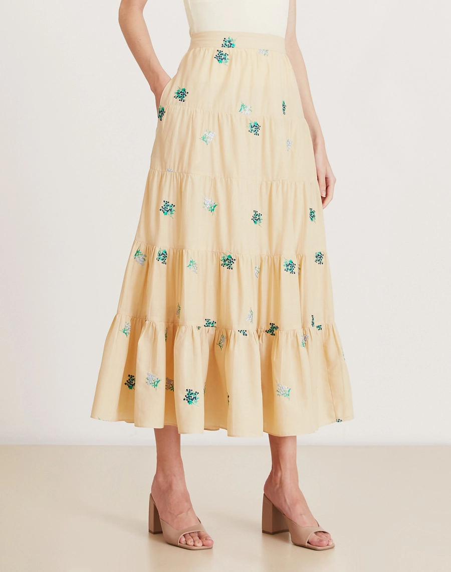 A Saia Longa Hortência é confeccionada em cambraia bordada. Ideal para compor looks elegantes e descontraídos, seja em passeios ao ar livre, viagens, almoços ou eventos casuais