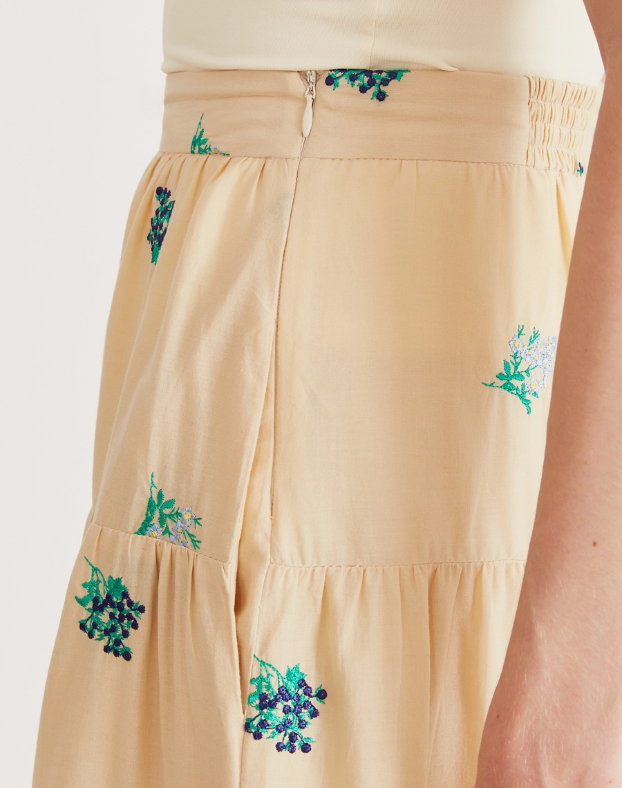 A Saia Longa Hortência é confeccionada em cambraia bordada. Ideal para compor looks elegantes e descontraídos, seja em passeios ao ar livre, viagens, almoços ou eventos casuais