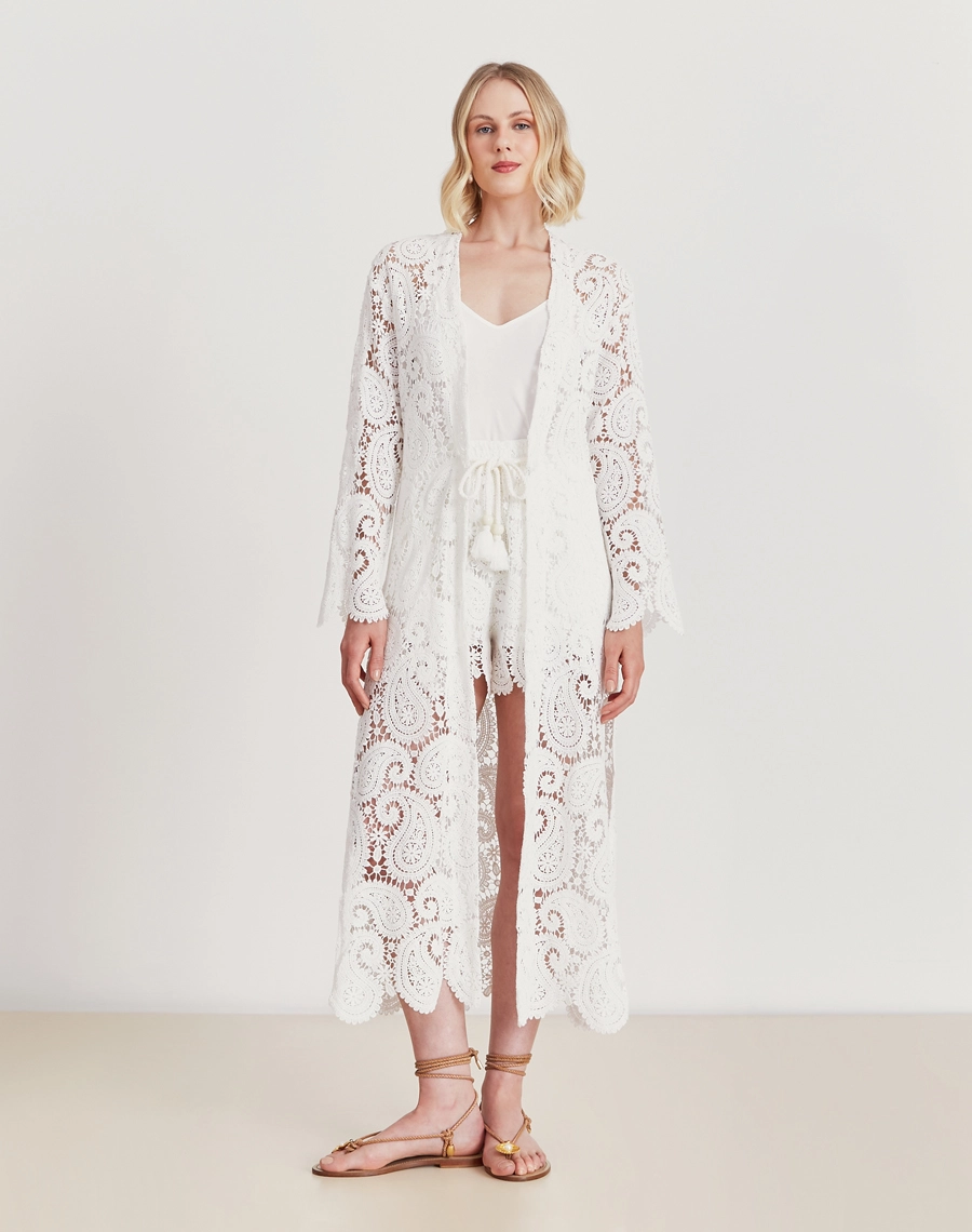 Conjunto de renda com robe e shorts forrado. Leve, sofisticado e ideal para o pós-praia ou eventos em resorts.