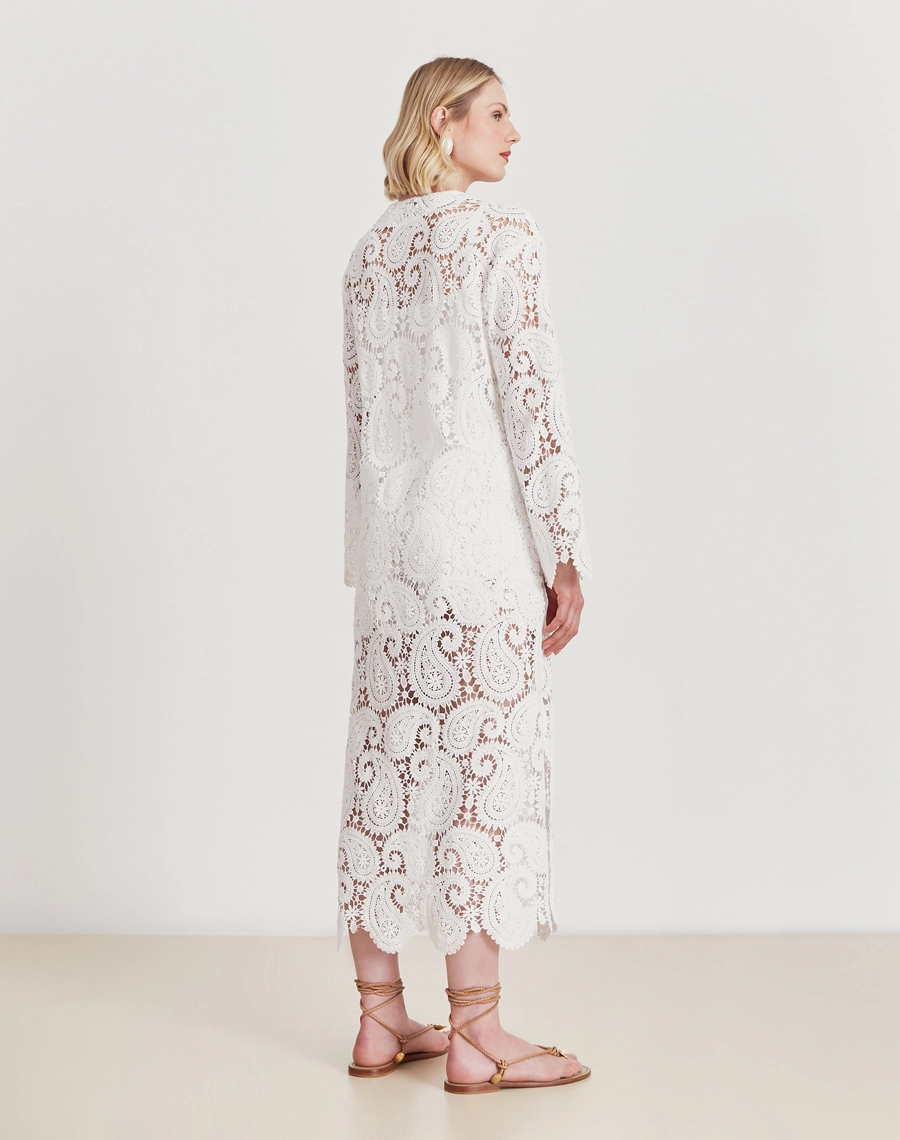 Conjunto de renda com robe e shorts forrado. Leve, sofisticado e ideal para o pós-praia ou eventos em resorts.
