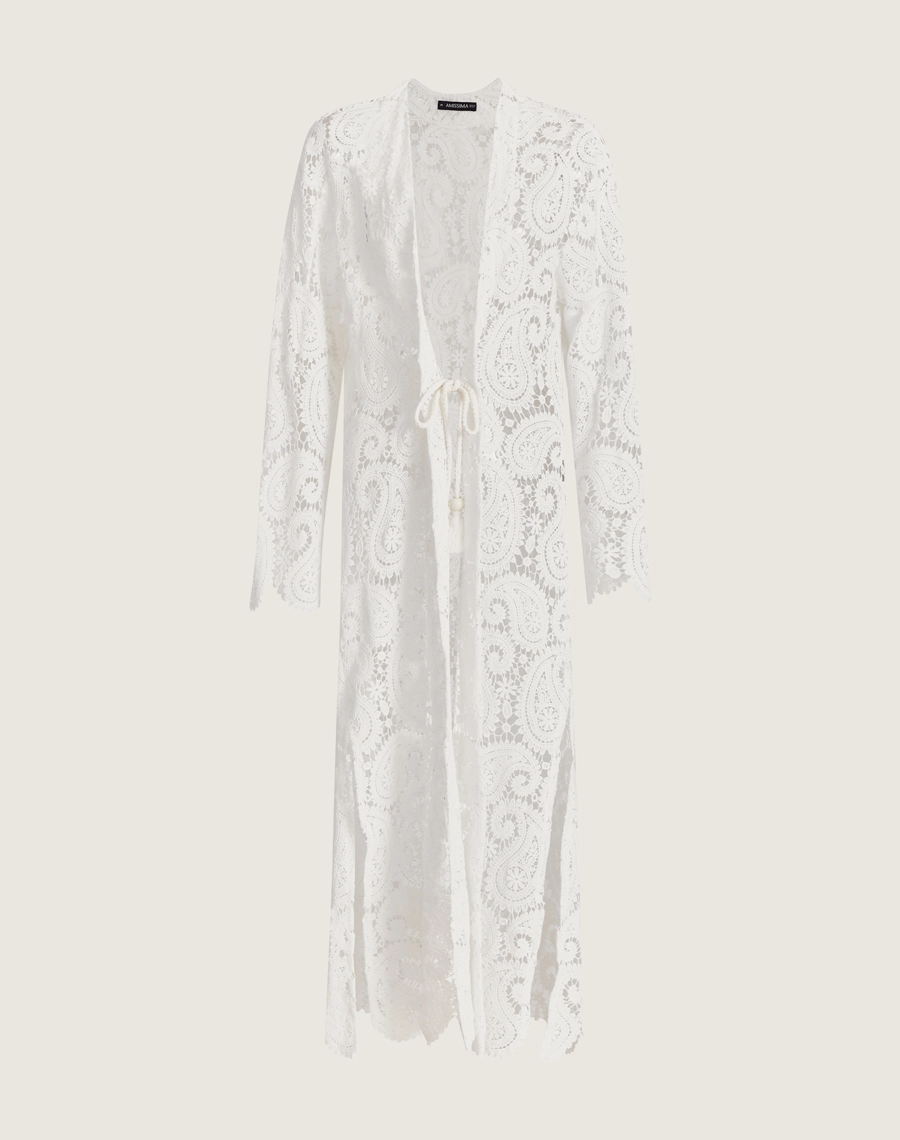 Conjunto de renda com robe e shorts forrado. Leve, sofisticado e ideal para o pós-praia ou eventos em resorts.