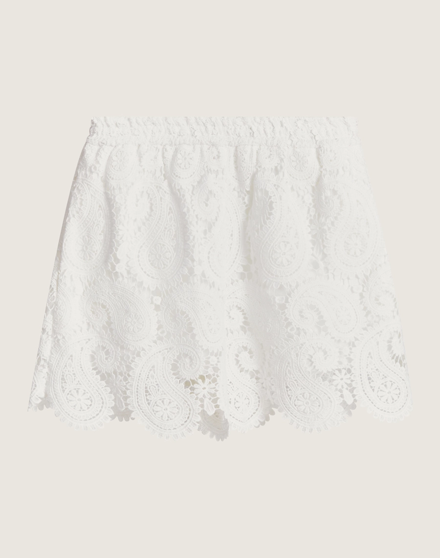 Conjunto de renda com robe e shorts forrado. Leve, sofisticado e ideal para o pós-praia ou eventos em resorts.