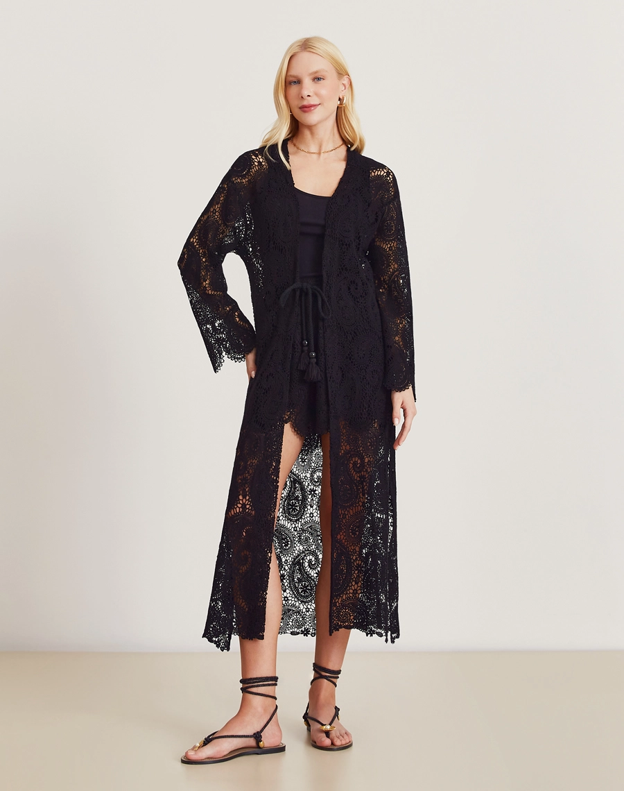 Conjunto de renda com robe e shorts forrado. Leve, sofisticado e ideal para o pós-praia ou eventos em resorts.