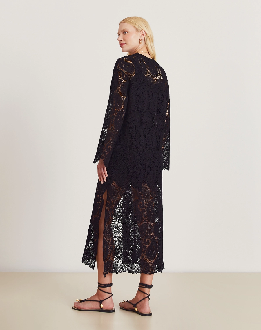 Conjunto de renda com robe e shorts forrado. Leve, sofisticado e ideal para o pós-praia ou eventos em resorts.