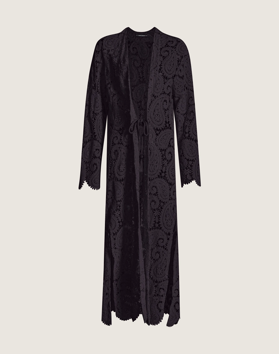 Conjunto de renda com robe e shorts forrado. Leve, sofisticado e ideal para o pós-praia ou eventos em resorts.