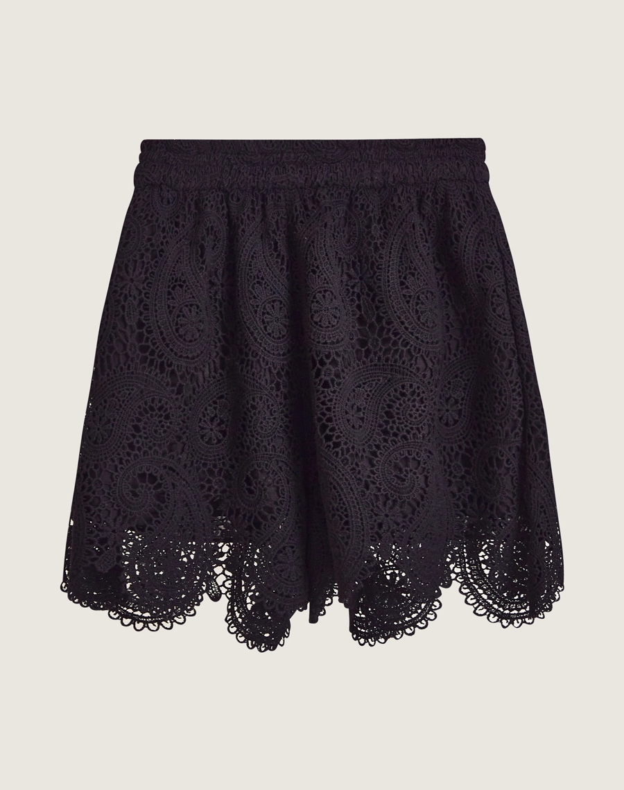 Conjunto de renda com robe e shorts forrado. Leve, sofisticado e ideal para o pós-praia ou eventos em resorts.