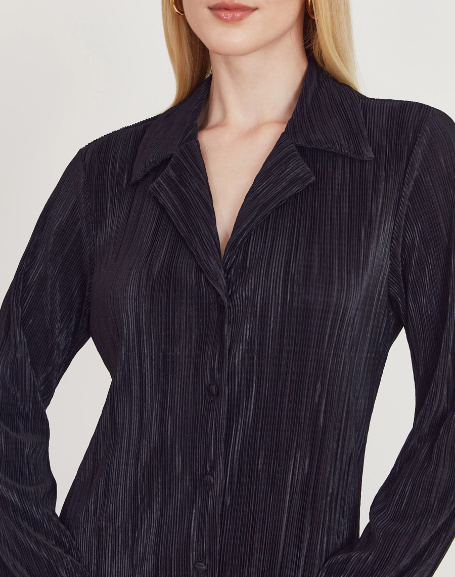 A Camisa Daisy é confeccionada em malha plissada, tecido que cria movimento, leveza e um efeito visual elegante.