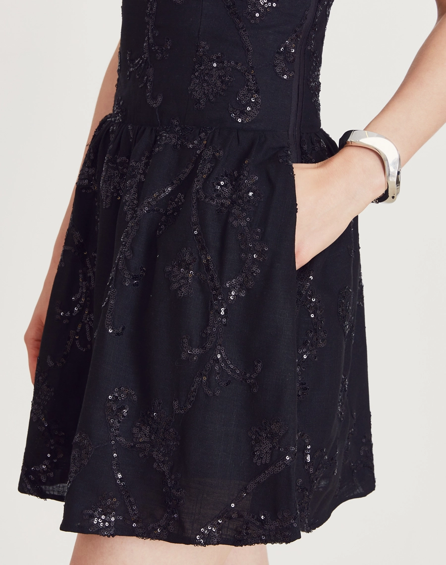 O Vestido Curto Analu é confeccionado em linho misto bordado. Os bordados com paetês delicados adicionam um toque de brilho sutil, tornando esse vestido curto de linho bordado uma escolha ideal para jantares, festas ou outras ocasiões especiais.