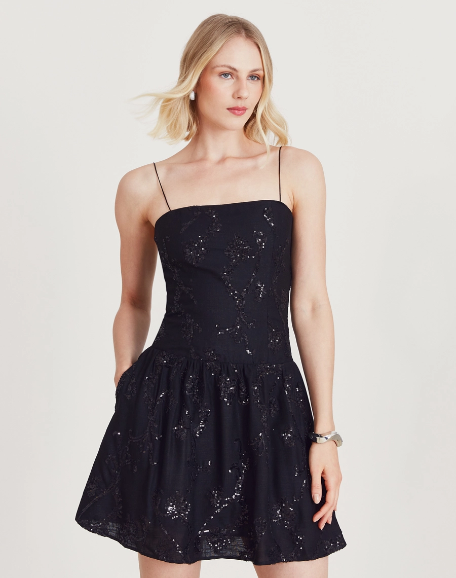 O Vestido Curto Analu é confeccionado em linho misto bordado. Os bordados com paetês delicados adicionam um toque de brilho sutil, tornando esse vestido curto de linho bordado uma escolha ideal para jantares, festas ou outras ocasiões especiais.