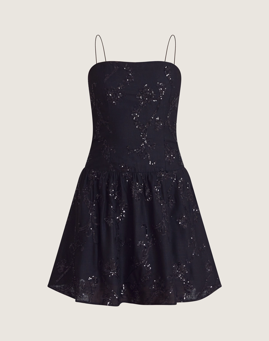 O Vestido Curto Analu é confeccionado em linho misto bordado. Os bordados com paetês delicados adicionam um toque de brilho sutil, tornando esse vestido curto de linho bordado uma escolha ideal para jantares, festas ou outras ocasiões especiais.