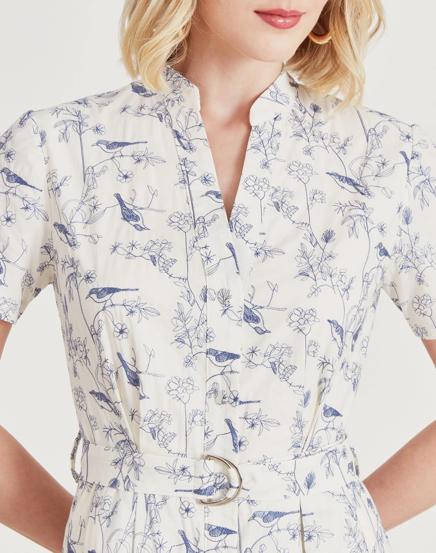 A Chemise Naty é confeccionada em cambraia bordada. Versátil e elegante, transita por brunchs, eventos casuais ou reuniões informais.

