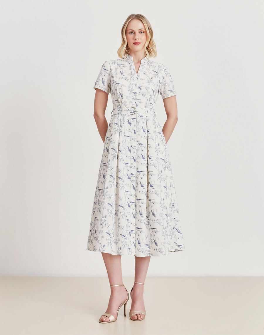 A Chemise Naty é confeccionada em cambraia bordada. Versátil e elegante, transita por brunchs, eventos casuais ou reuniões informais.

