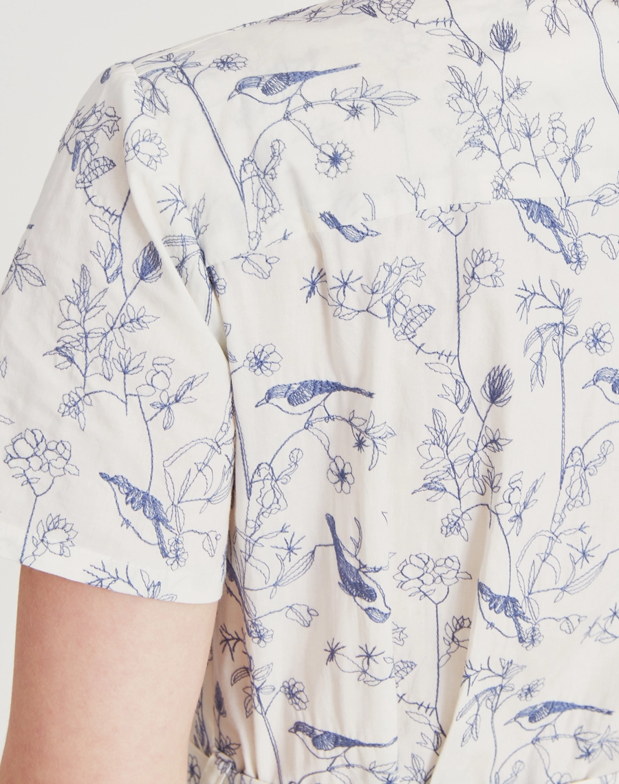 A Chemise Naty é confeccionada em cambraia bordada. Versátil e elegante, transita por brunchs, eventos casuais ou reuniões informais.

