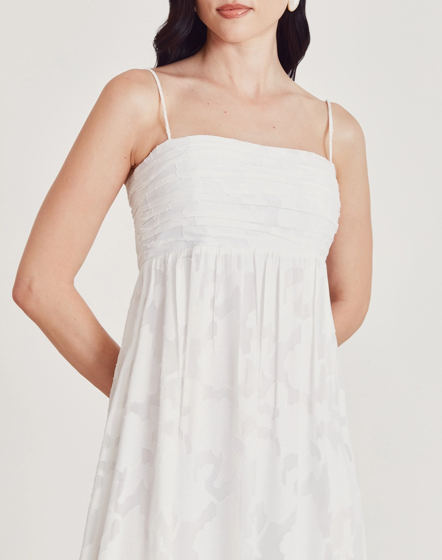 O Vestido Longo Jenny é confeccionado em Jacquard, tecido encorpado e sofisticado, possui textura elegante.