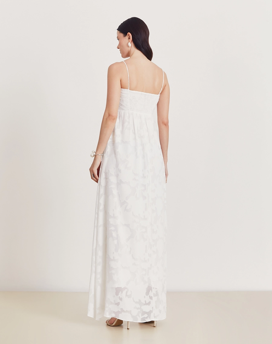 O Vestido Longo Jenny é confeccionado em Jacquard, tecido encorpado e sofisticado, possui textura elegante.