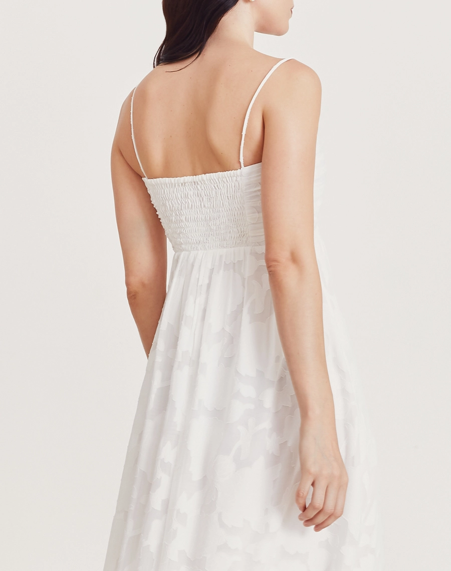O Vestido Longo Jenny é confeccionado em Jacquard, tecido encorpado e sofisticado, possui textura elegante.