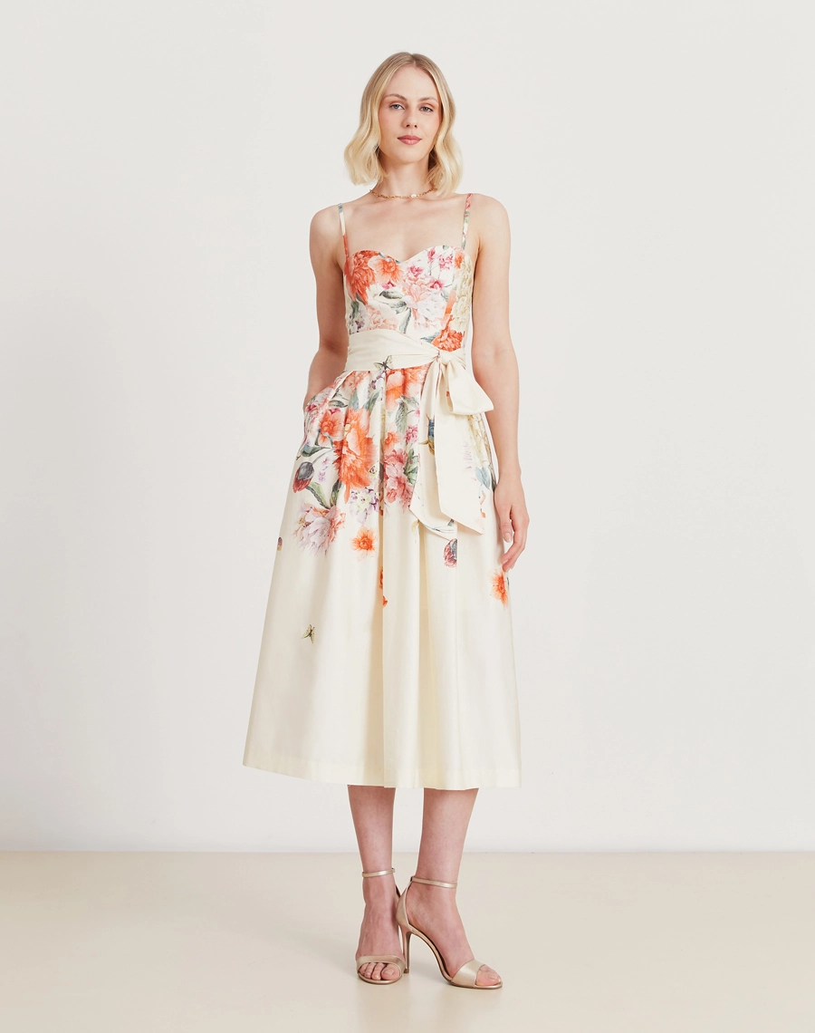 O Vestido Midi Sofia é confeccionado em tricoline estampado. Ideal para brunchs, batizados, casamentos diurnos ou festas ao ar livre.
