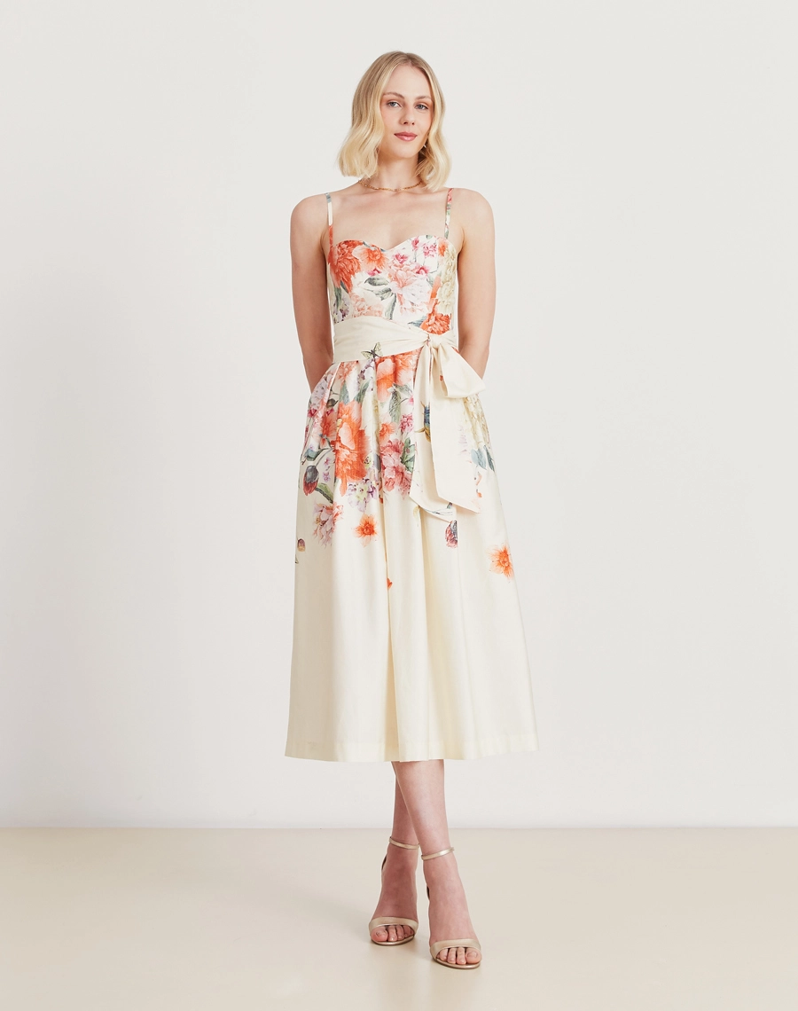 O Vestido Midi Sofia é confeccionado em tricoline estampado. Ideal para brunchs, batizados, casamentos diurnos ou festas ao ar livre.
