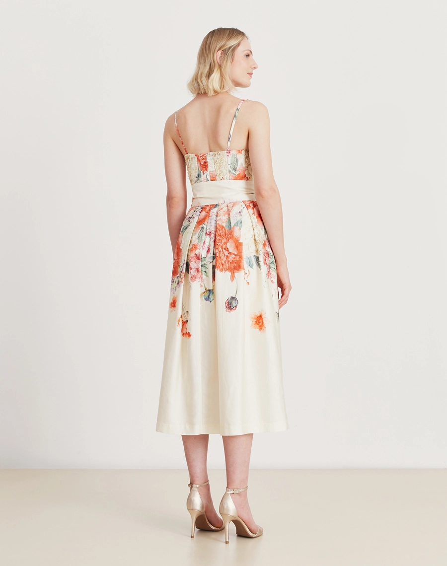 O Vestido Midi Sofia é confeccionado em tricoline estampado. Ideal para brunchs, batizados, casamentos diurnos ou festas ao ar livre.