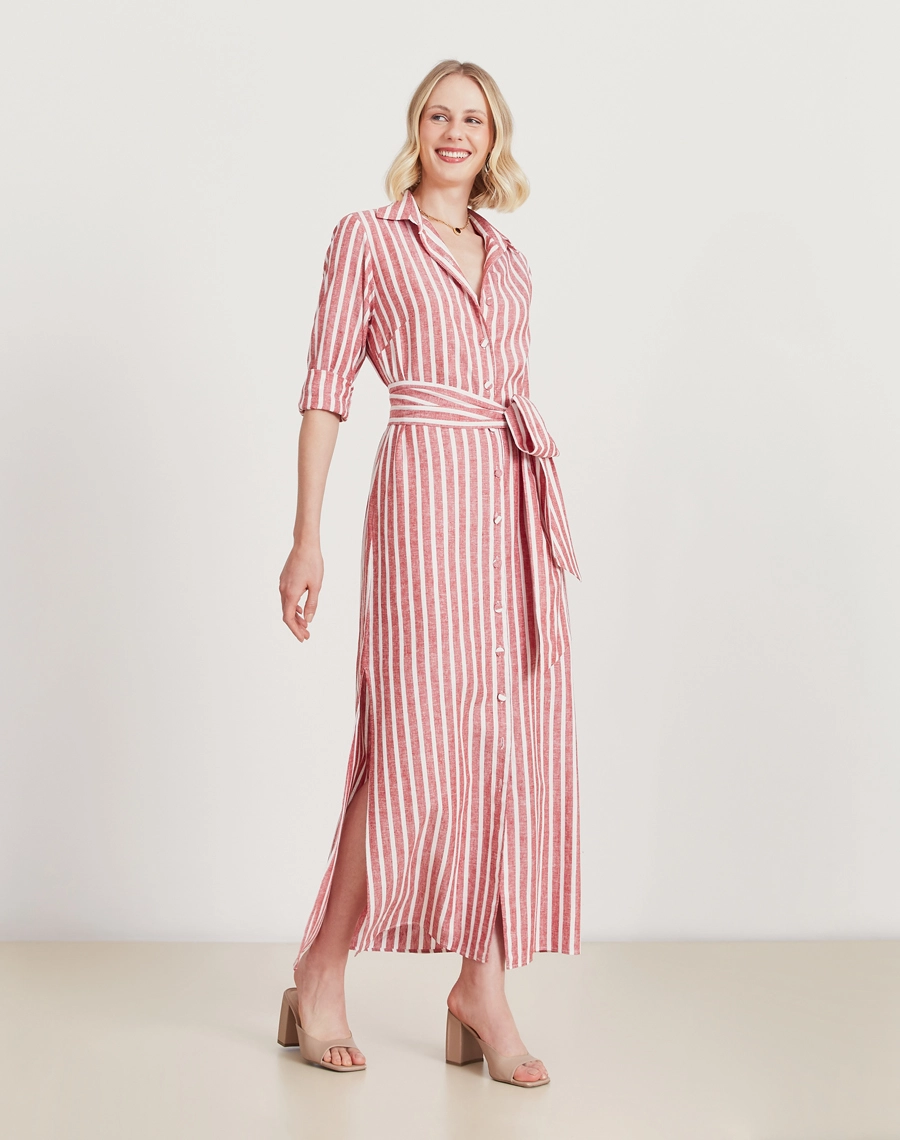 A Chemise Josi é confeccionada em linho misto estampado. A estampa listrada dá um toque moderno e feminino, tornando essa chemise estampado ideal para quem busca um look leve e elegante. Perfeito para eventos diurnos, brunches ou piqueniques.