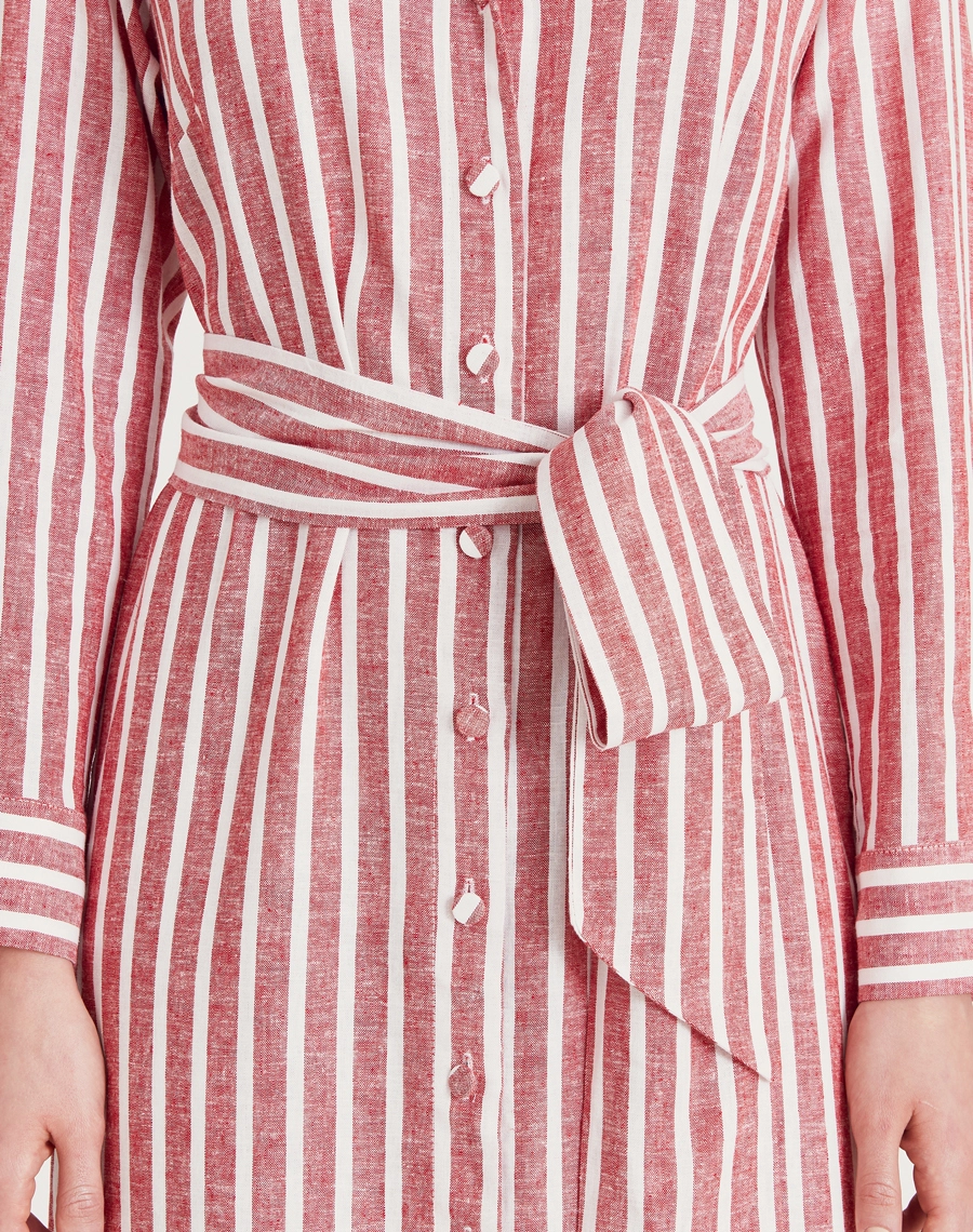 A Chemise Josi é confeccionada em linho misto estampado. A estampa listrada dá um toque moderno e feminino, tornando essa chemise estampado ideal para quem busca um look leve e elegante. Perfeito para eventos diurnos, brunches ou piqueniques.