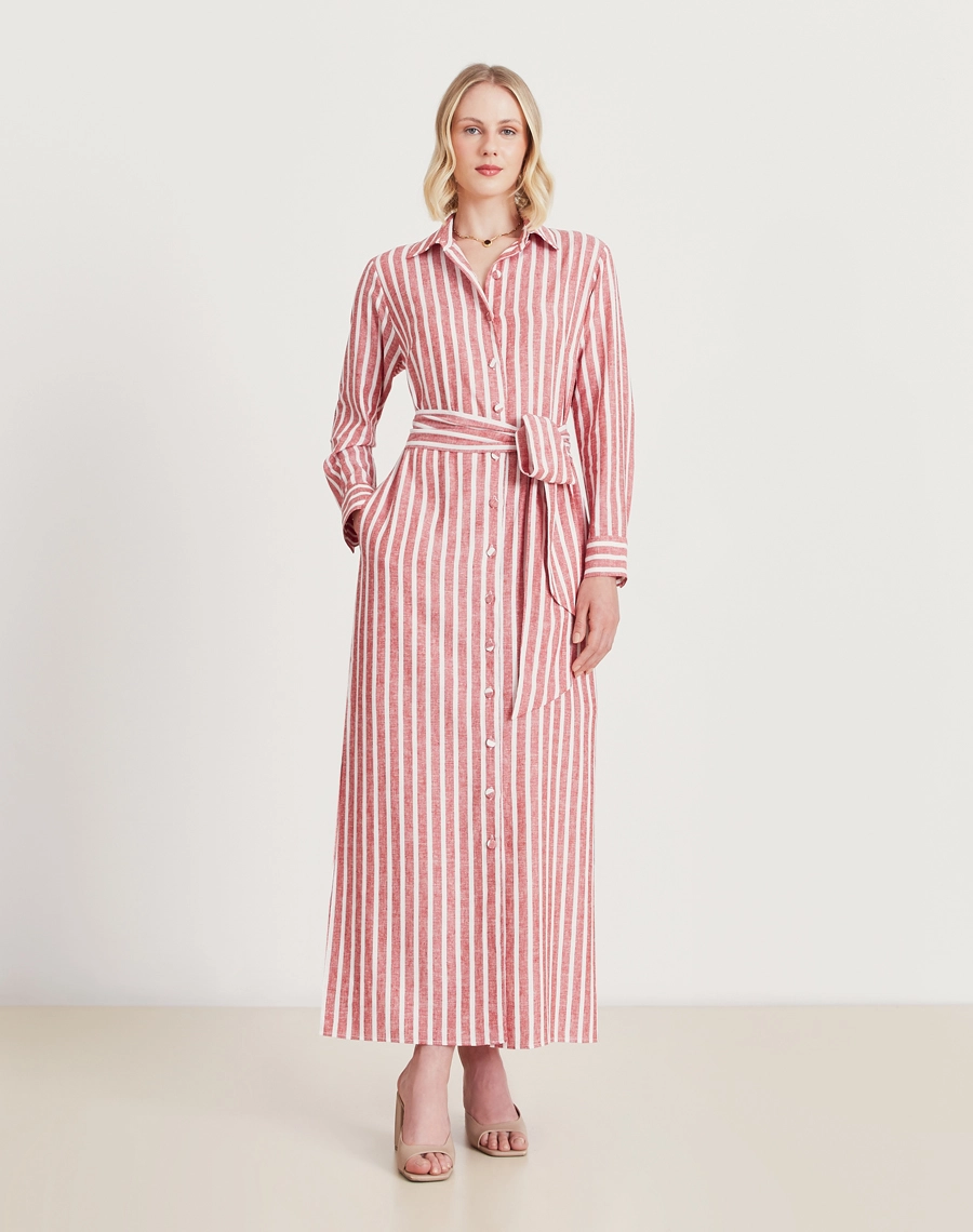 A Chemise Josi é confeccionada em linho misto estampado. A estampa listrada dá um toque moderno e feminino, tornando essa chemise estampado ideal para quem busca um look leve e elegante. Perfeito para eventos diurnos, brunches ou piqueniques.
