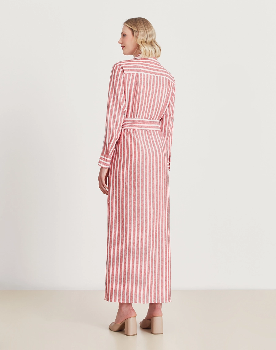 A Chemise Josi é confeccionada em linho misto estampado. A estampa listrada dá um toque moderno e feminino, tornando essa chemise estampado ideal para quem busca um look leve e elegante. Perfeito para eventos diurnos, brunches ou piqueniques.