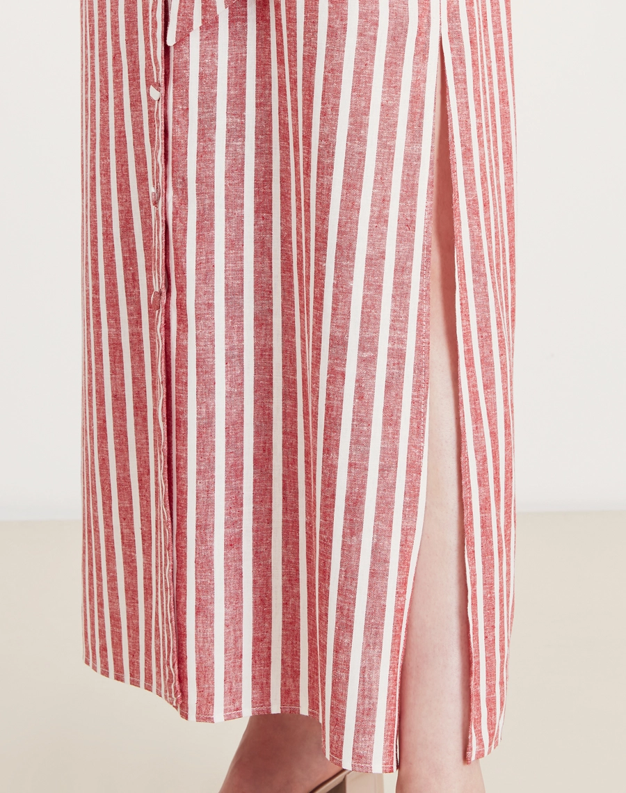 A Chemise Josi é confeccionada em linho misto estampado. A estampa listrada dá um toque moderno e feminino, tornando essa chemise estampado ideal para quem busca um look leve e elegante. Perfeito para eventos diurnos, brunches ou piqueniques.
