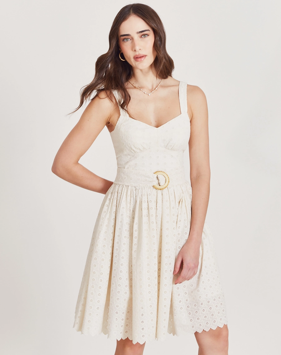 Vestido Curto Melina, confeccionado em laise trazendo leveza e conforto ao visual nos dias mais quentes.