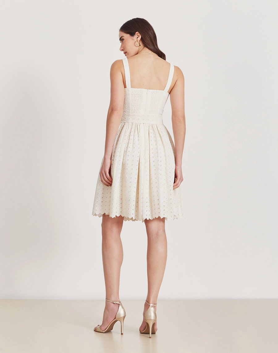 Vestido Curto Melina, confeccionado em laise trazendo leveza e conforto ao visual nos dias mais quentes.