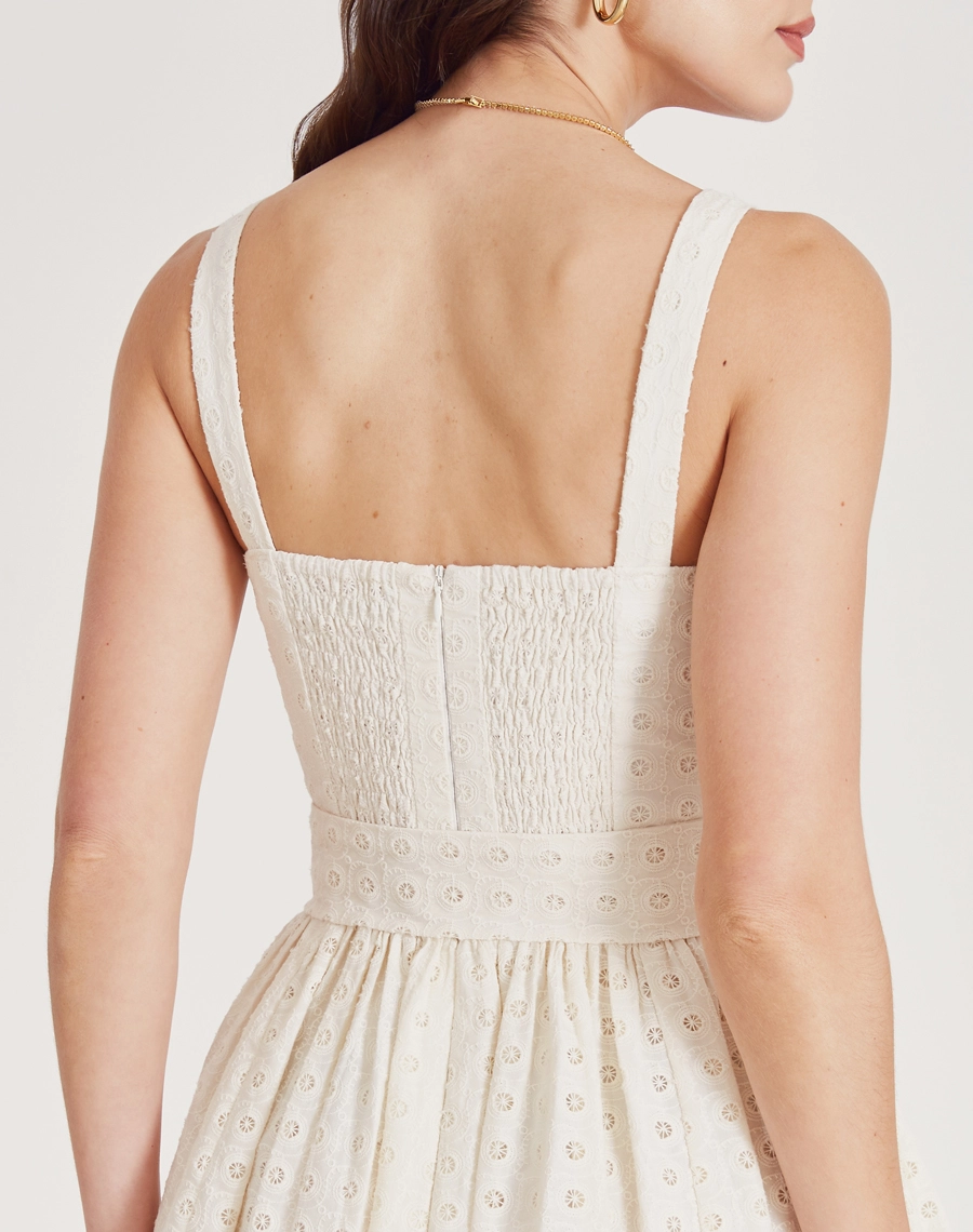 Vestido Curto Melina, confeccionado em laise trazendo leveza e conforto ao visual nos dias mais quentes.