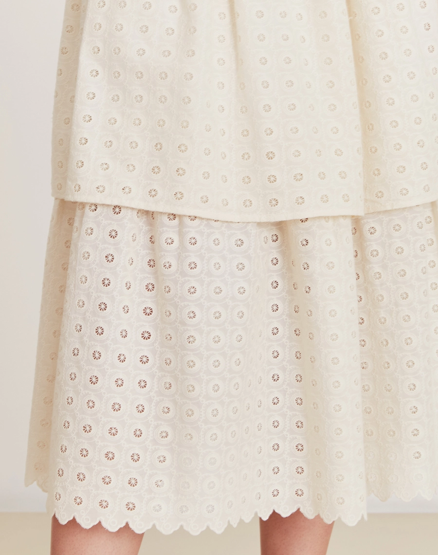 O vestido Midi Melina é confeccionado em laise garantindo leveza.