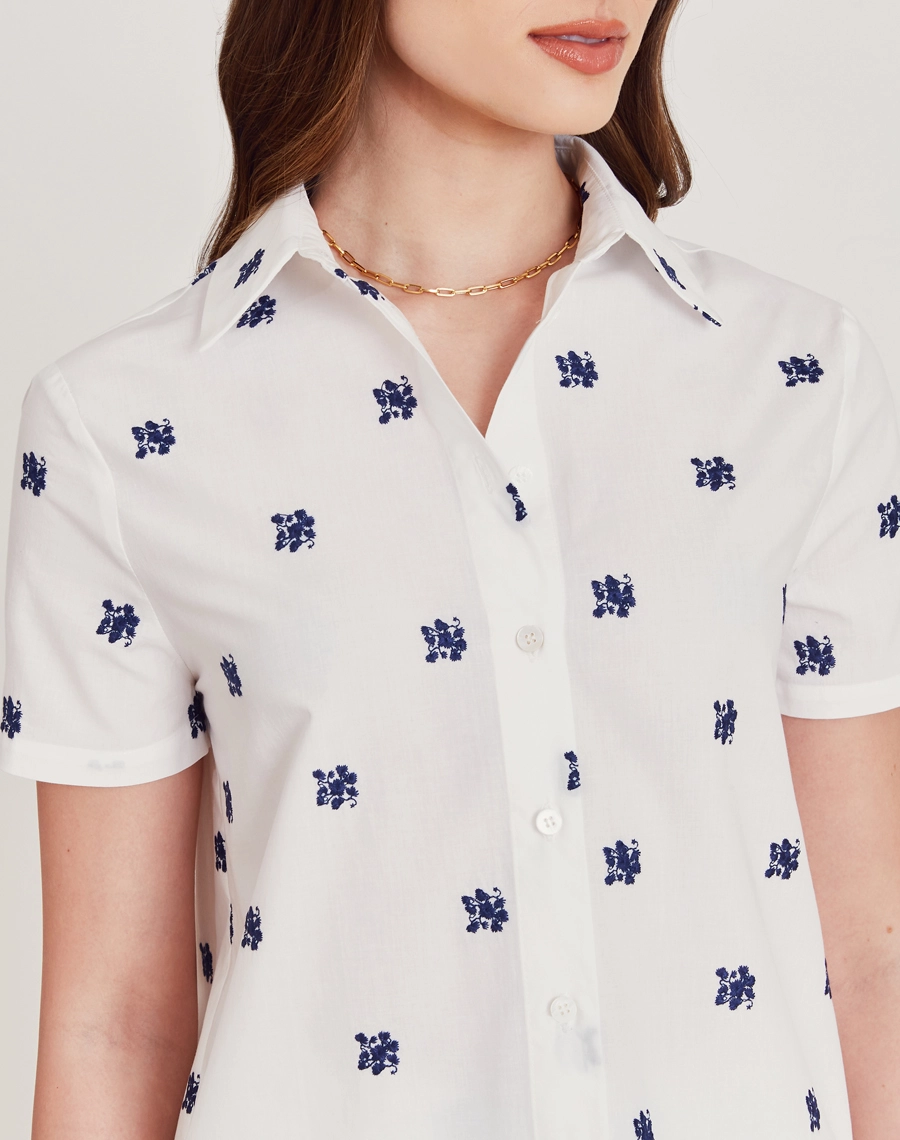 A Camisa Andreza é confeccionada em cambraia bordada. É perfeita para viagens, coquetéis diurnos ou looks casuais, trazendo modernidade e sofisticação ao dia a dia.