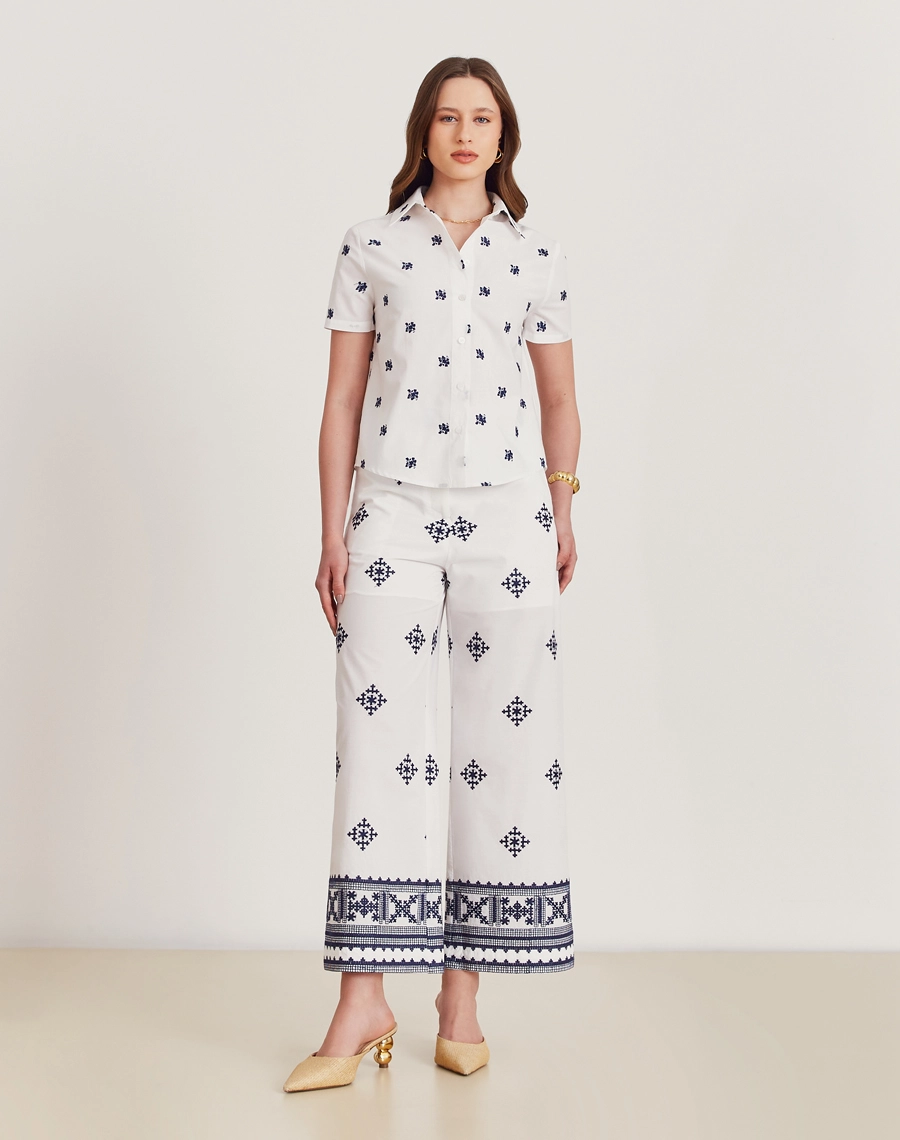 A Camisa Andreza é confeccionada em cambraia bordada. É perfeita para viagens, coquetéis diurnos ou looks casuais, trazendo modernidade e sofisticação ao dia a dia.