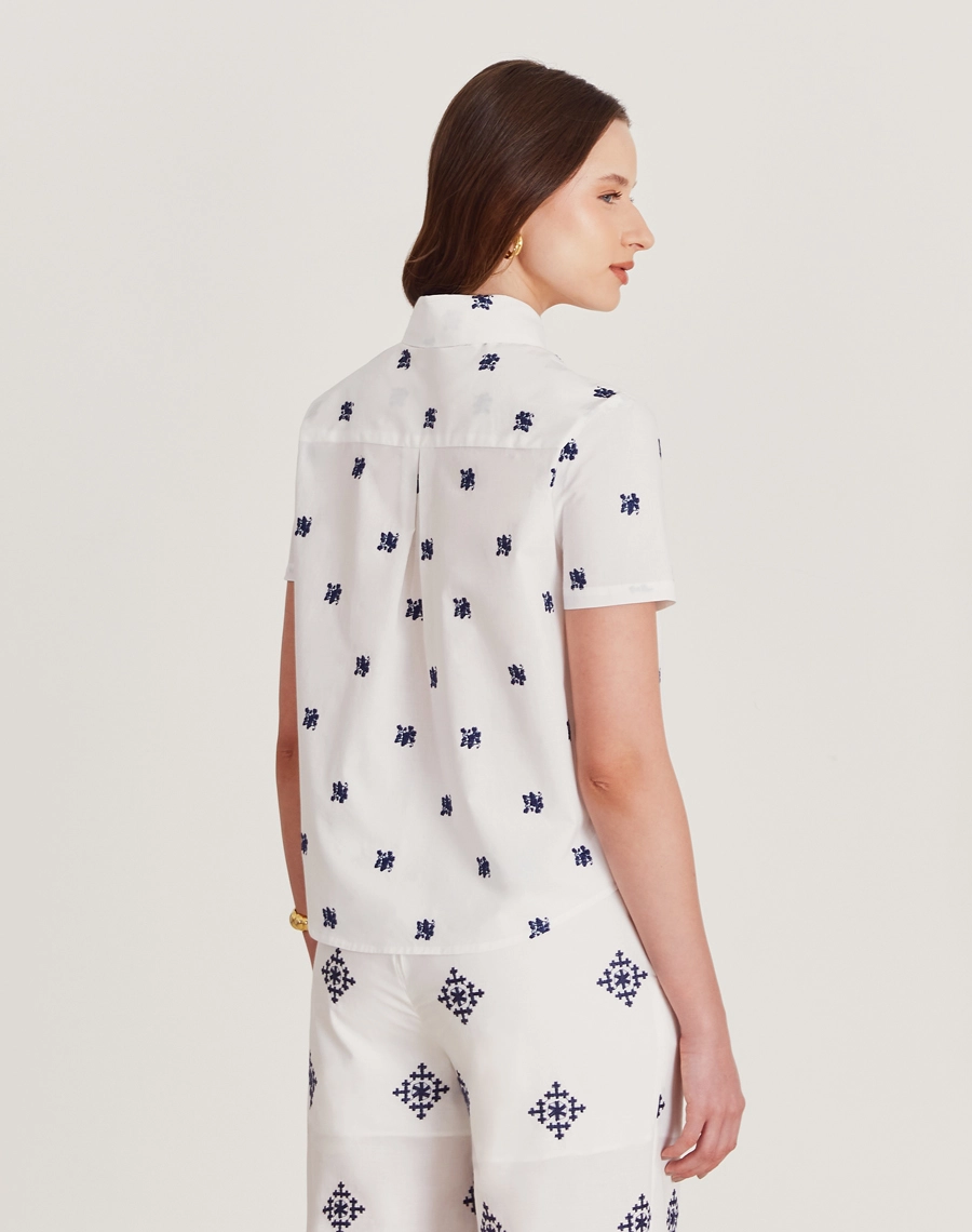 A Camisa Andreza é confeccionada em cambraia bordada. É perfeita para viagens, coquetéis diurnos ou looks casuais, trazendo modernidade e sofisticação ao dia a dia.