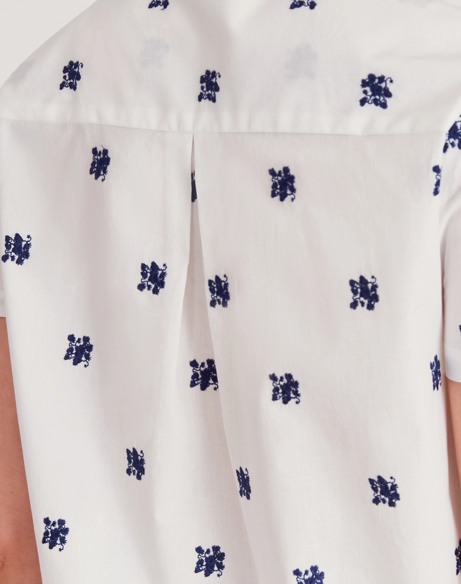 A Camisa Andreza é confeccionada em cambraia bordada. É perfeita para viagens, coquetéis diurnos ou looks casuais, trazendo modernidade e sofisticação ao dia a dia.