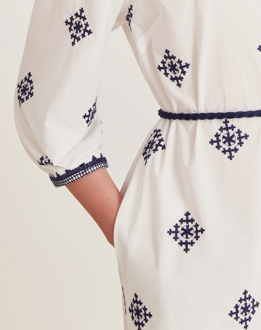 O Vestido Midi Andreza traduz equilíbrio entre leveza, feminilidade e sofisticação.