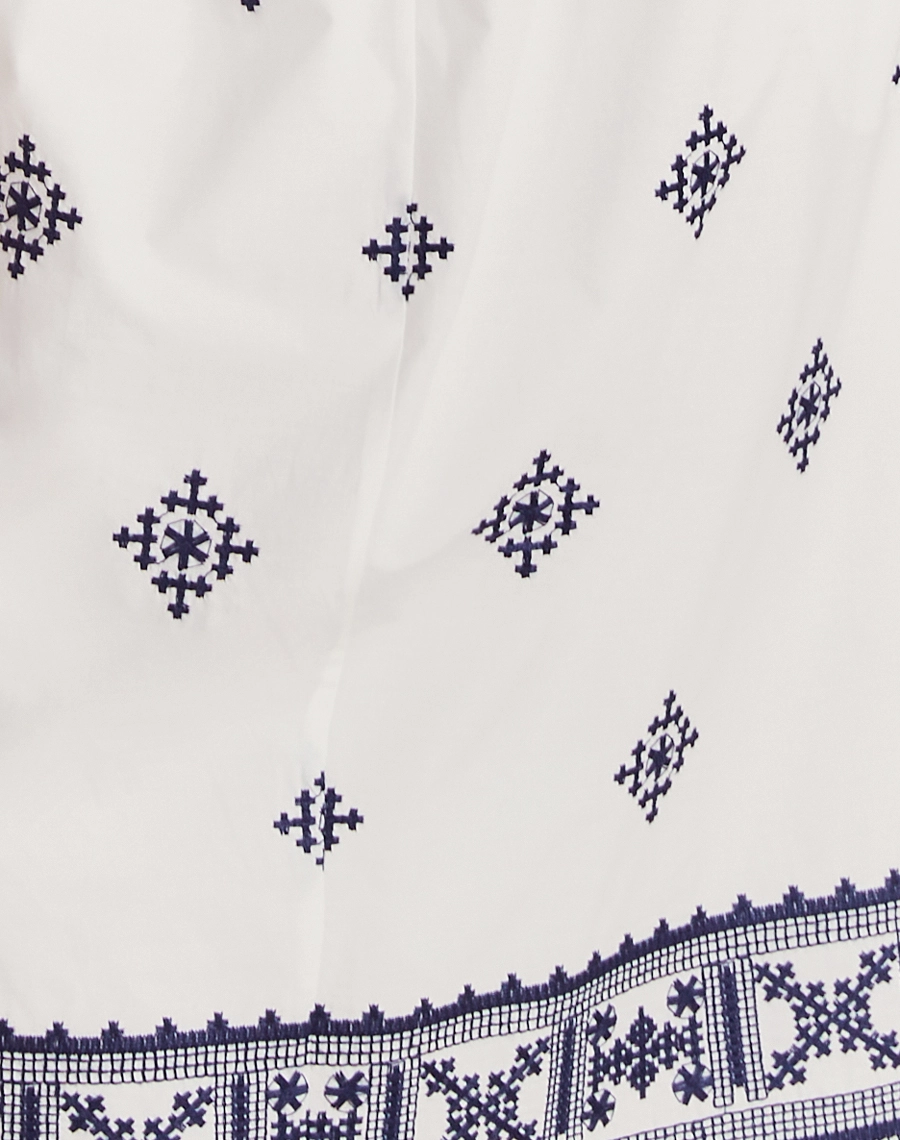 A Saia Midi Andreza é confeccionada em cambraia bordada. Versátil, transita do dia a ocasiões especiais com charme e elegância.