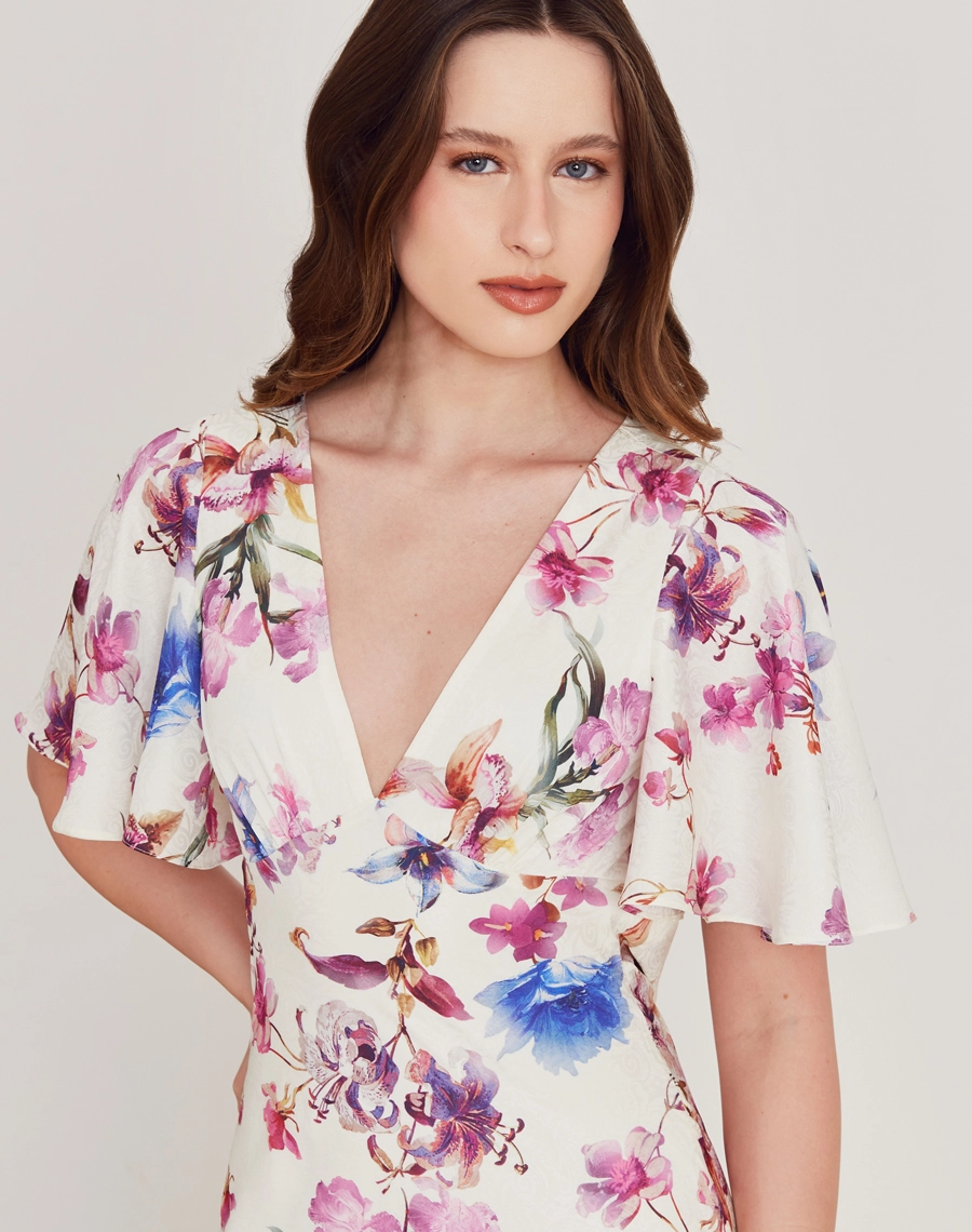 O Vestido Longo Amalia é confeccionado em cetim estampado, um tecido leve e fluido, que proporciona conforto nos dias mais frescos.